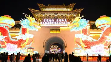 Çin’in Yeni Yıl Tatilinde Turist Akını: Renkli Festivaller ve Kalabalık Sokaklar