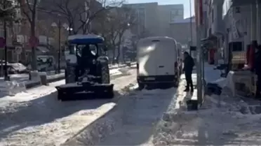 Kars’ta Şiddetli Kar Yağışı: Esnaf Traktör ve Aletlerle Yol Açıyor