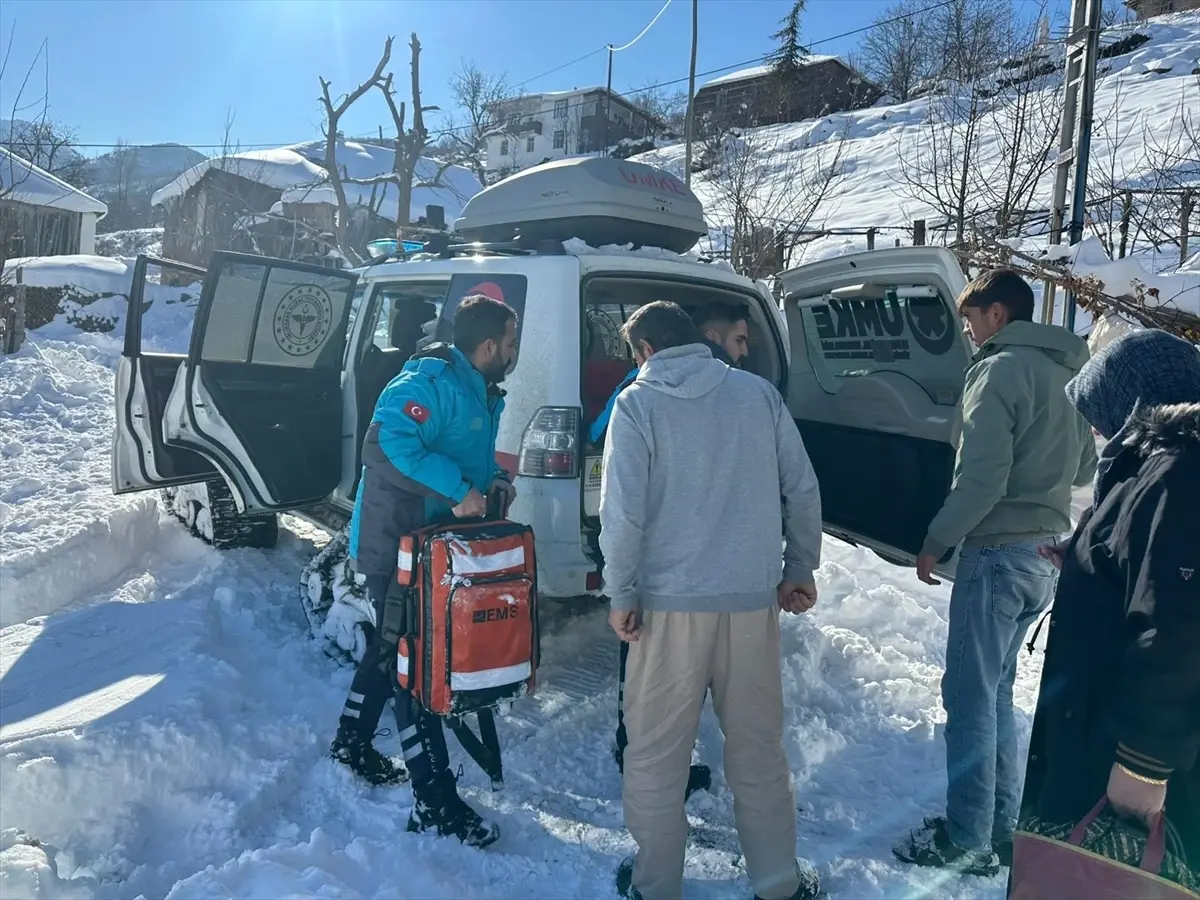 Bingöl’de Karla Kaplanan Köyde 100 Yaşındaki Hastanın Zorlu Yolculuğu