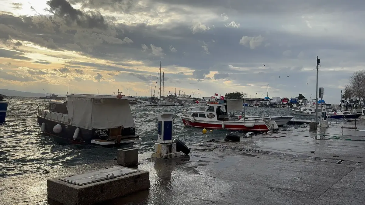 Erdek’te Şiddetli Lodos, Yüksek Dalgalarla Şehri Sarsıyor