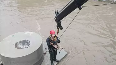 İzmir'in Kahraman İtfaiyesi: 10 Dakikada Dere Yatağındaki Köpeği Kurtardı