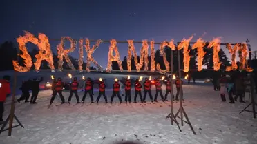 Sarıkamış'ta Işıl Işıl Meşaleli Kayak Gösterisi Coşkusu