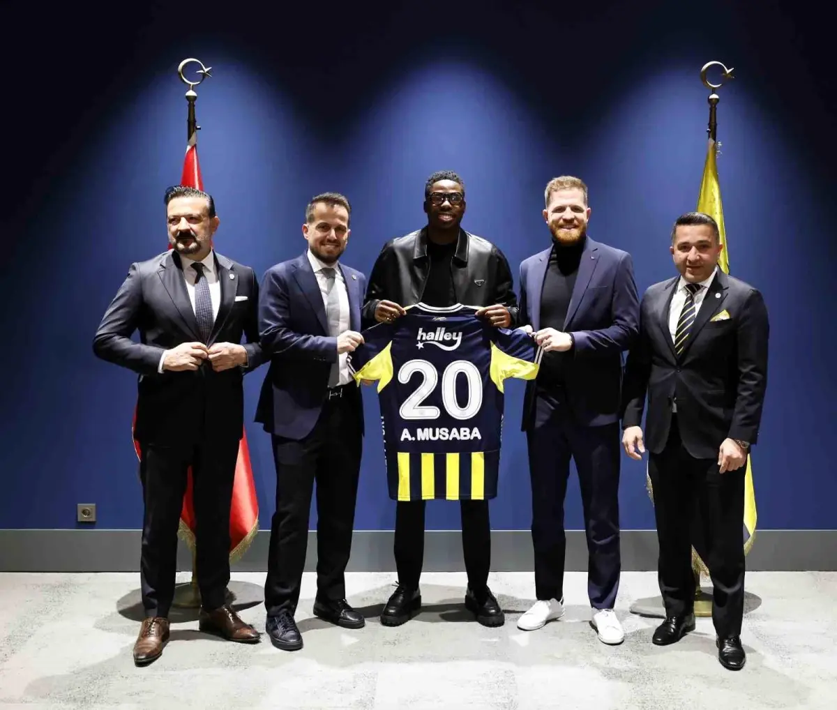 Fenerbahçe, Hollandalı Kanat Oyuncusu Anthony Musaba’yı 4.5 Yıllık Sözleşmeyle Kadrosuna Ekledi