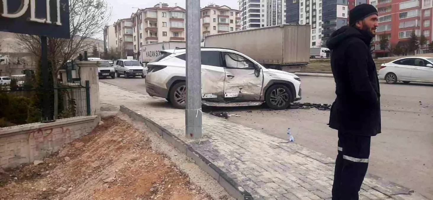 Beypazarı'nda İki Araç Çarpıştı: 3 Kişi Hafif Yaralı