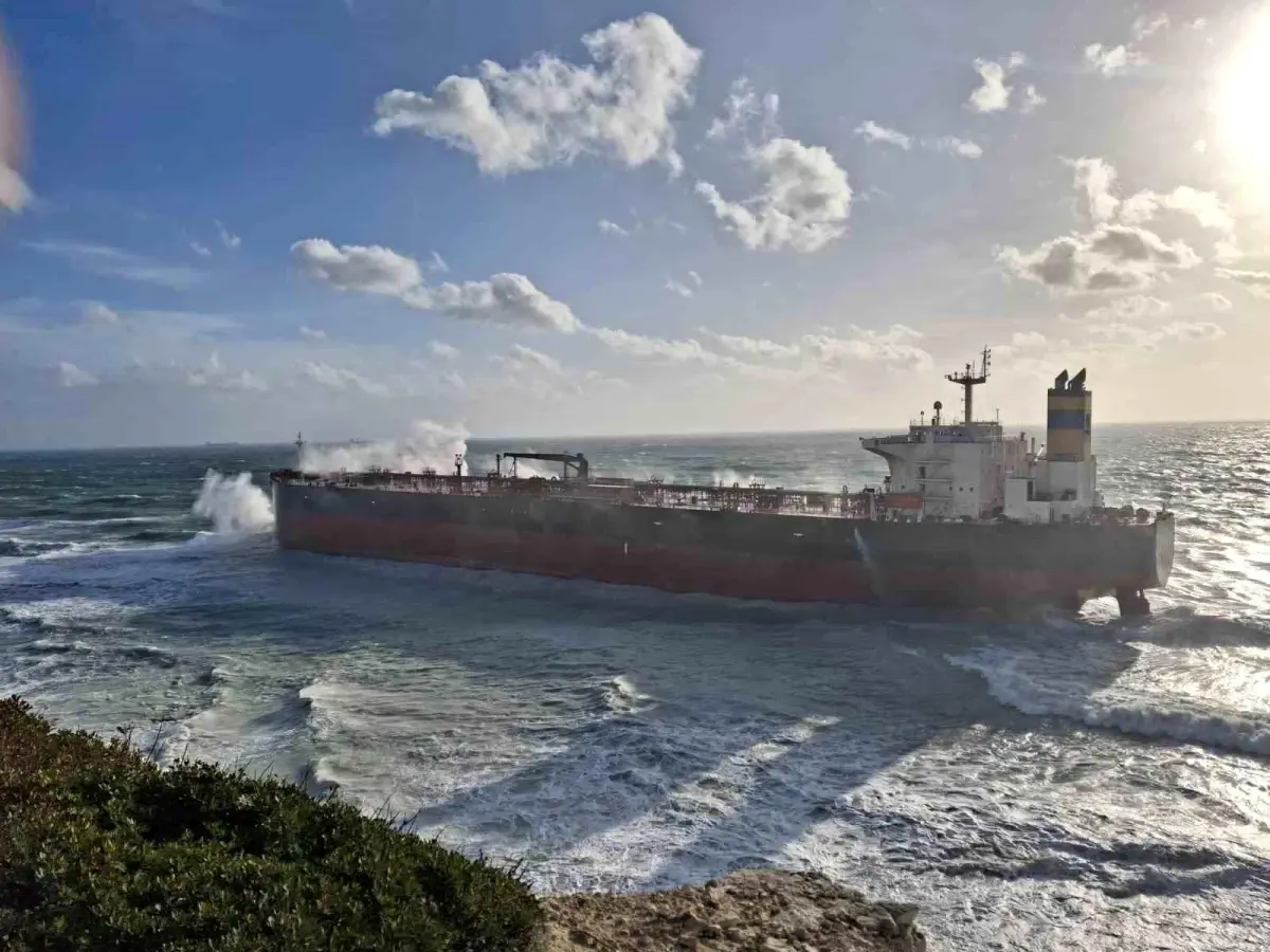 Bozcaada Açıklarında Boş Ham Petrol Tankeri Lodosta Karaya Oturdu