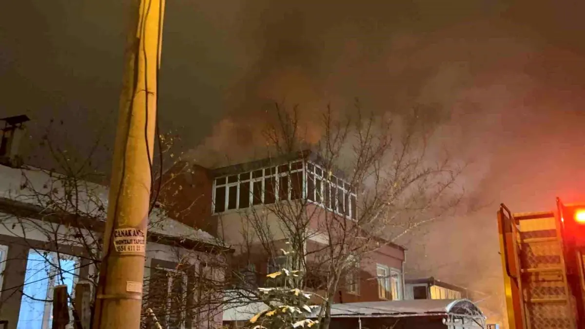 Melikgazi'de çatı yangınına müdahale eden itfaiye araçları