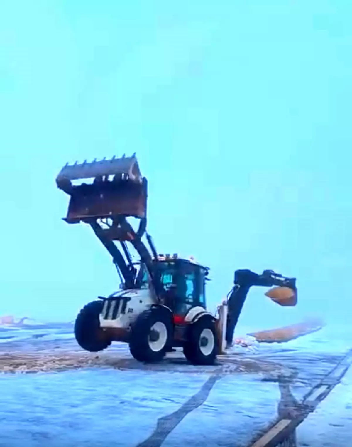 Kepçe operatörü kar üzerinde drift yapıyor