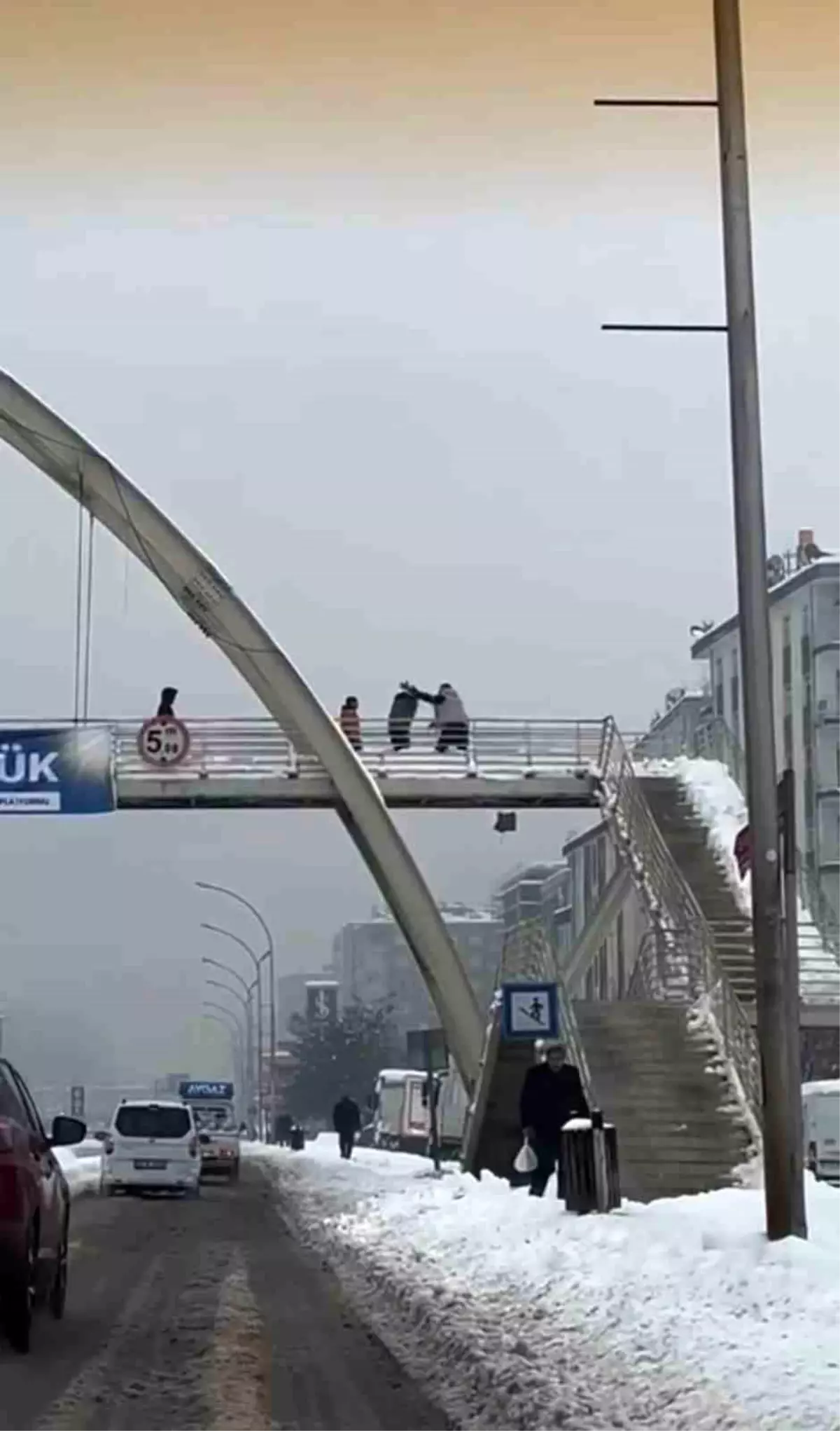 Kar topu oynayan çocuklar