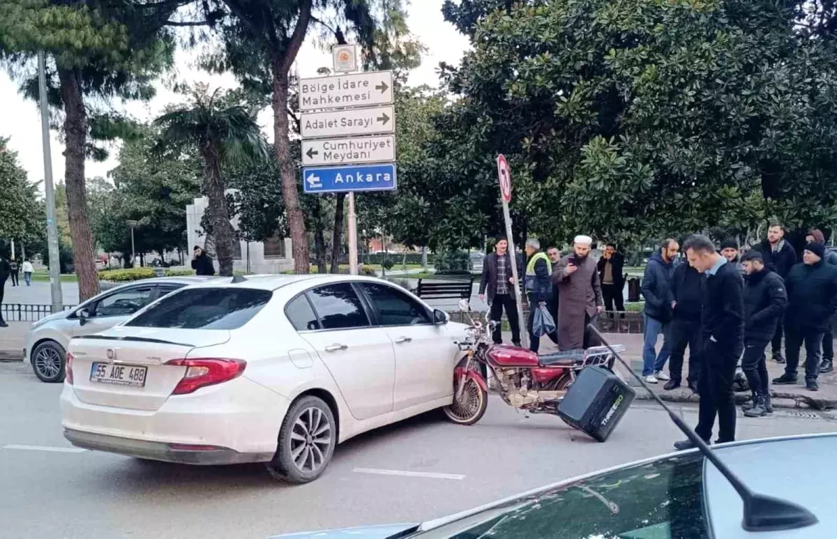 Samsun’da Motosiklet, Otomobilin Ön Kısmına Çarptı: Hafif Maddi Hasar