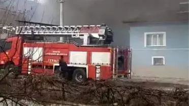 Yangın söndürülürken itfaiye ekipleri