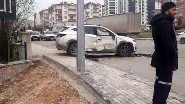 Beypazarı'nda İki Araç Çarpıştı: 3 Kişi Hafif Yaralı