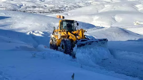 Kapanan köy yolları ve temizlik ekipmanları