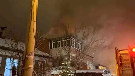 Kayseri Melikgazi'de Çatı Yangını 2 Saatte Kontrol Altına Alındı