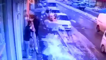 Gaziantep’te Çatıdaki Kar Birikimini Fark Eden Çalışan Vatandaşı Hayata Kavuşturdu