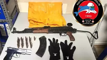 İzmir'de Polis Denetimlerinde 69 Şahıs Yakalandı: Silah ve Uyuşturucu Operasyonu