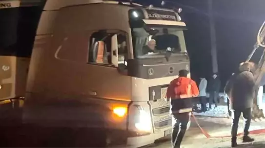 Giresun’da Yoğun Karla Mücadele: Yavuzkemal Belediye Ekipleri Tırı Kurtardı