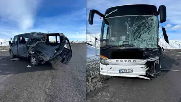 Erzincan Kızıldağ Geçidi'nde Minibüs ve Otobüs Çarpıştı: 3 Kişi Hastaneye Kaldırıldı