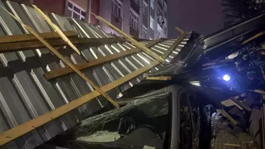 Küçükçekmece'de Şiddetli Rüzgar Çatıları Uçurdu, 3 Araç Hasar Aldı