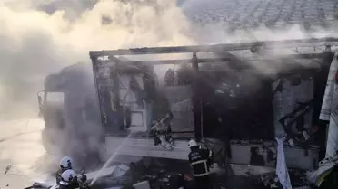 Reyhanlı’da Bekleyen Yüklü Tır Alev Aldı, Tamamen Yanarak Kullanılamaz Hale Geldi