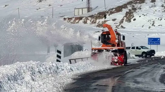 Van-Çatak Yolu Tek Şeritli Olarak Yeniden Açıldı
