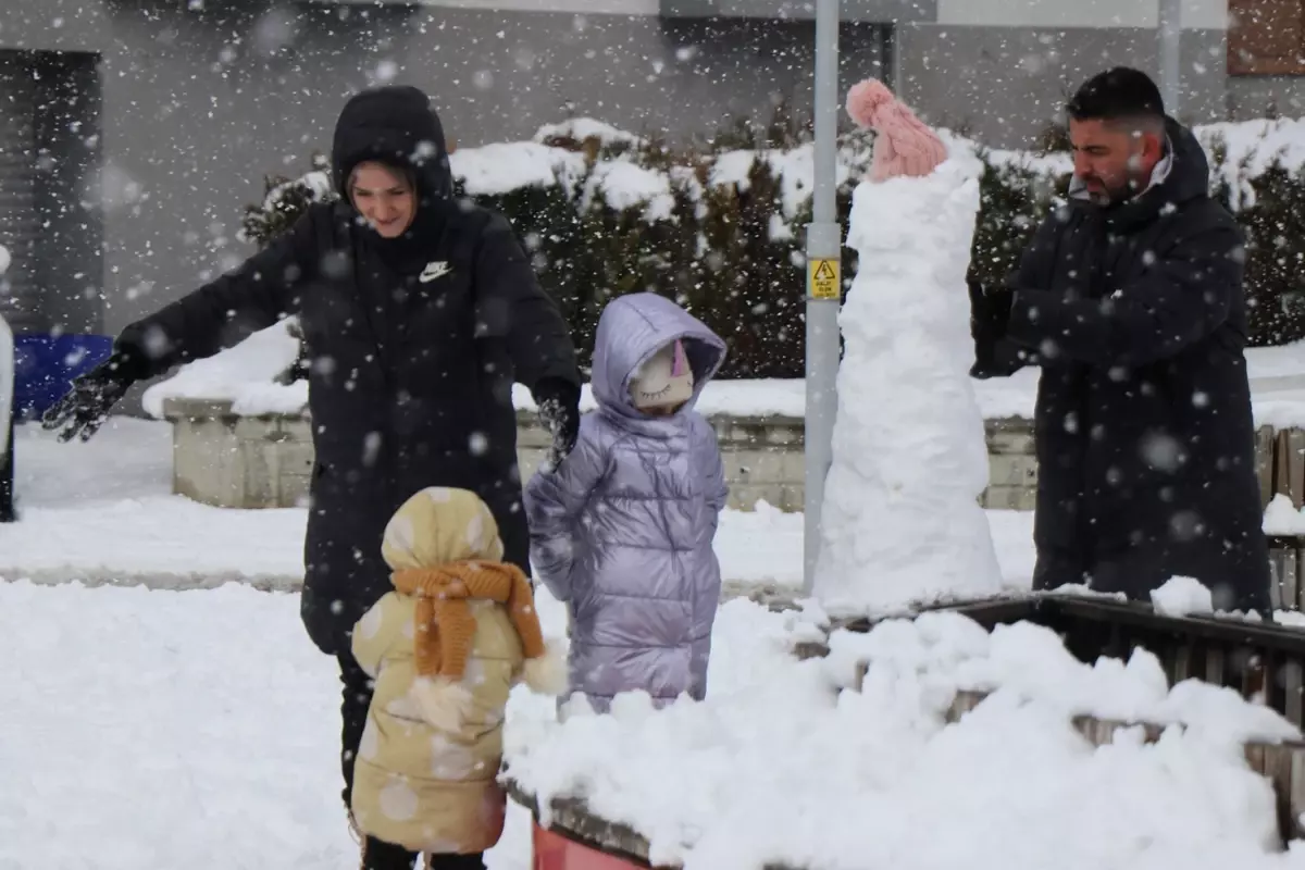 Kar yağışıyla kapalı okul bahçesi