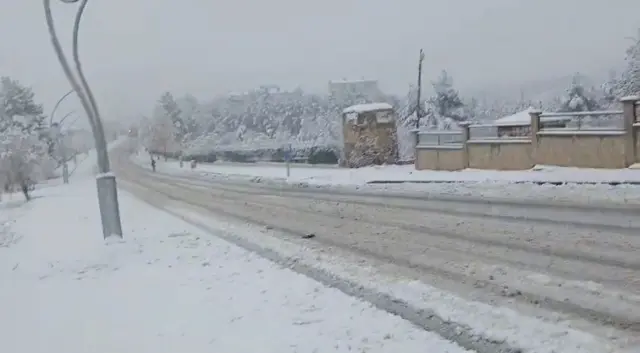 Karla kaplı okul binası