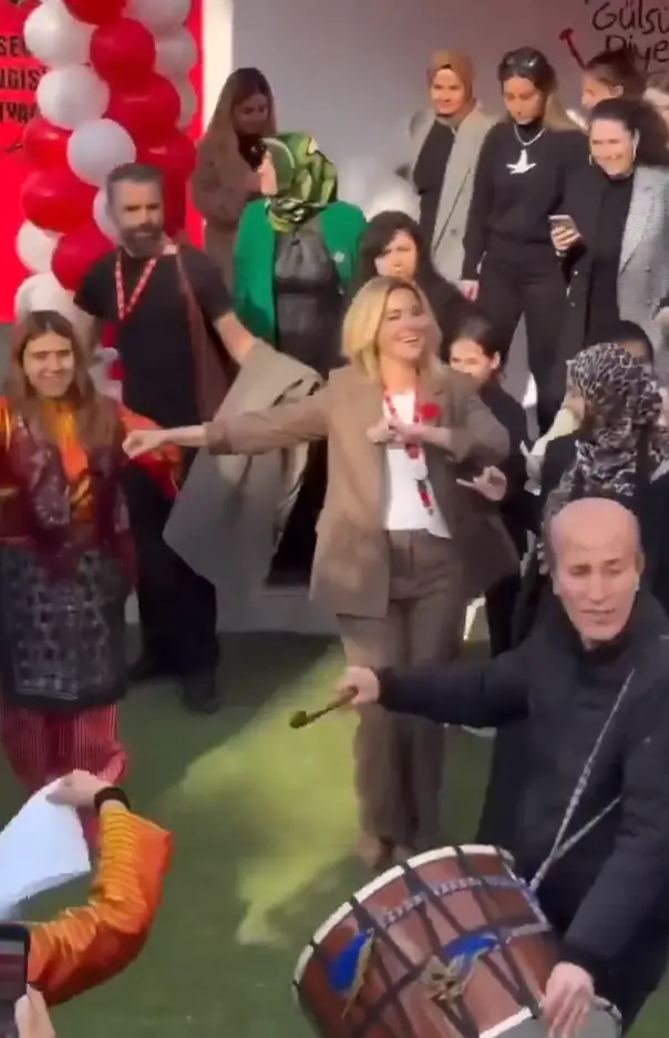 Açılış töreninde halay çeken grup