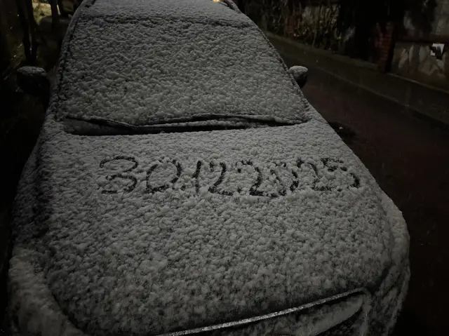 Kar yağışı altında okul binası