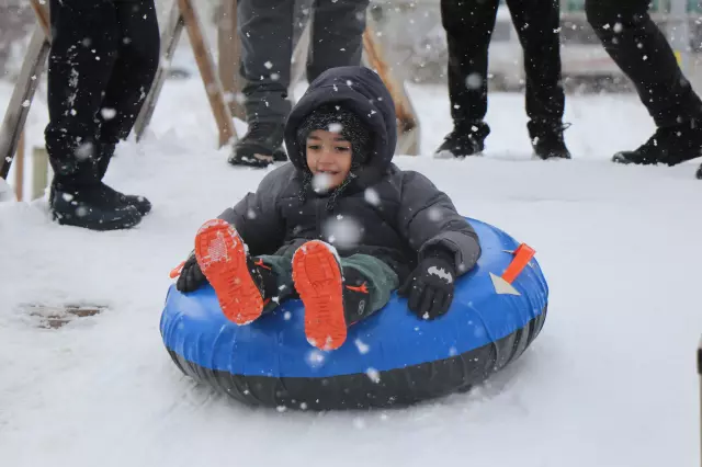 Karla kaplı okul binası