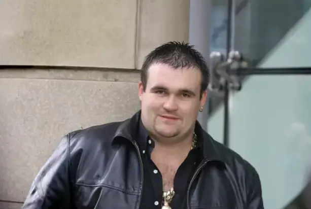 Lüks bir araba ve gece kulübü