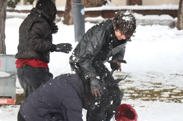 Öğrenciler kar altında