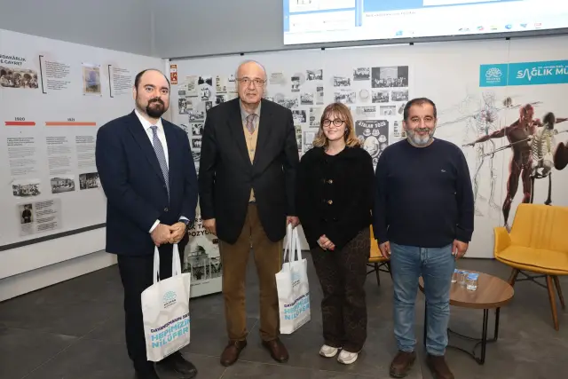 Sağlık çalışanları HIV testi yapıyor