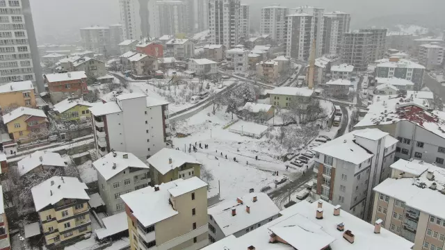 Kar yağışıyla mücadele eden temizlik ekipleri