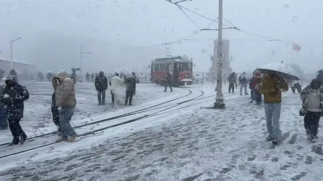 Karla kaplı okul bahçeleri