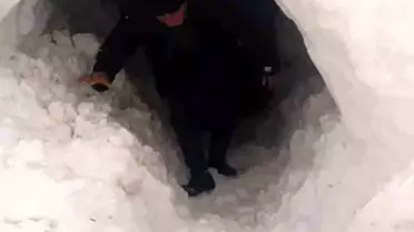 Diyarbakır’da Besici Nusret Kömür, Ahırına Giden Yolu Kardan Tünelle Açtı