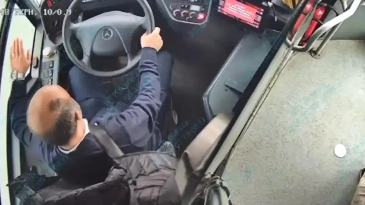 İstanbul’da Lodos Şiddeti: Motosikletler Şehitler Köprüsü’nde Zorluk Yaşıyor, İETT Otobüsü Destek Verdi