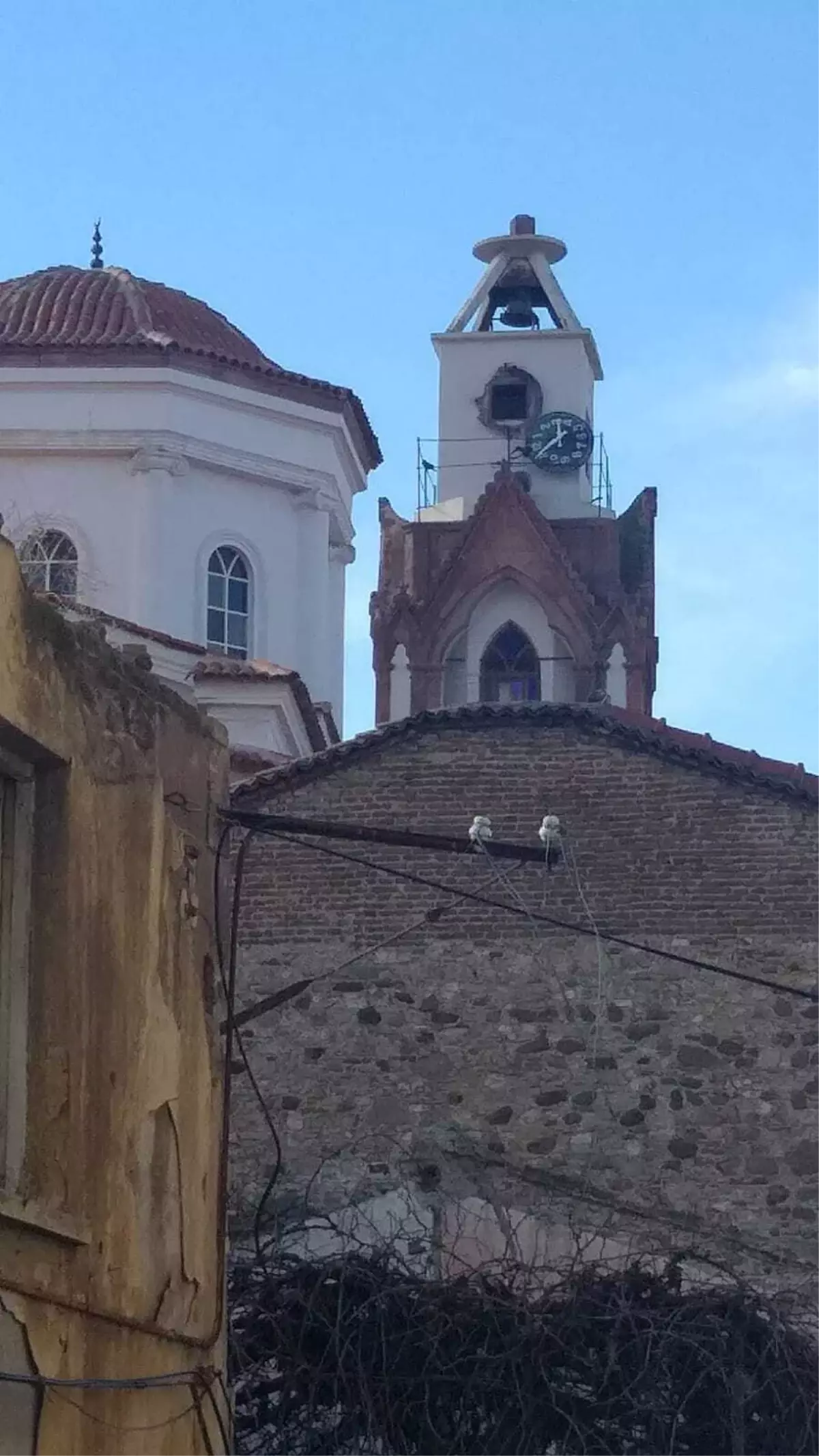 Ayvalık’ta Fırtına Saatli Camiyi Sarstı: Tarihi Saat Yerinden Düştü