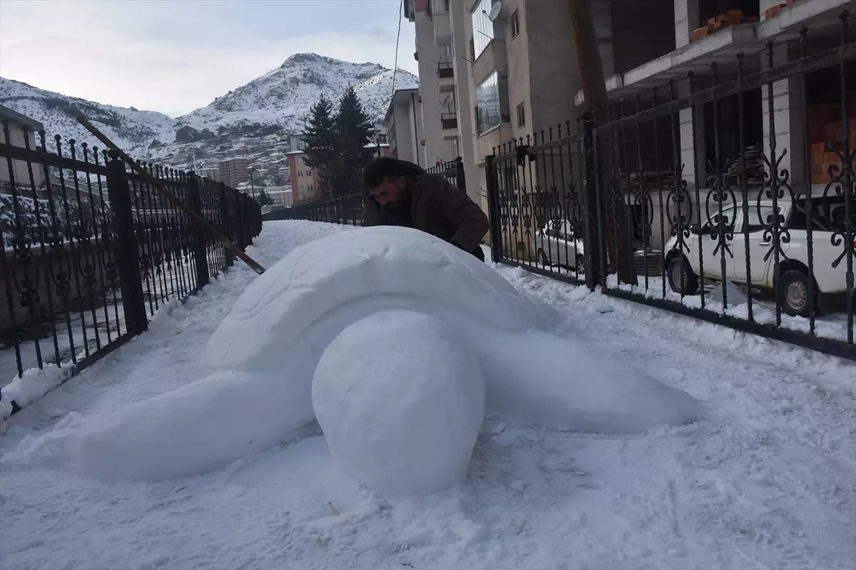 Gümüşhane’de Tır Şoförü Cihan Oral, Karla Eğlenceli Kaplumbağa Şekli Yarattı