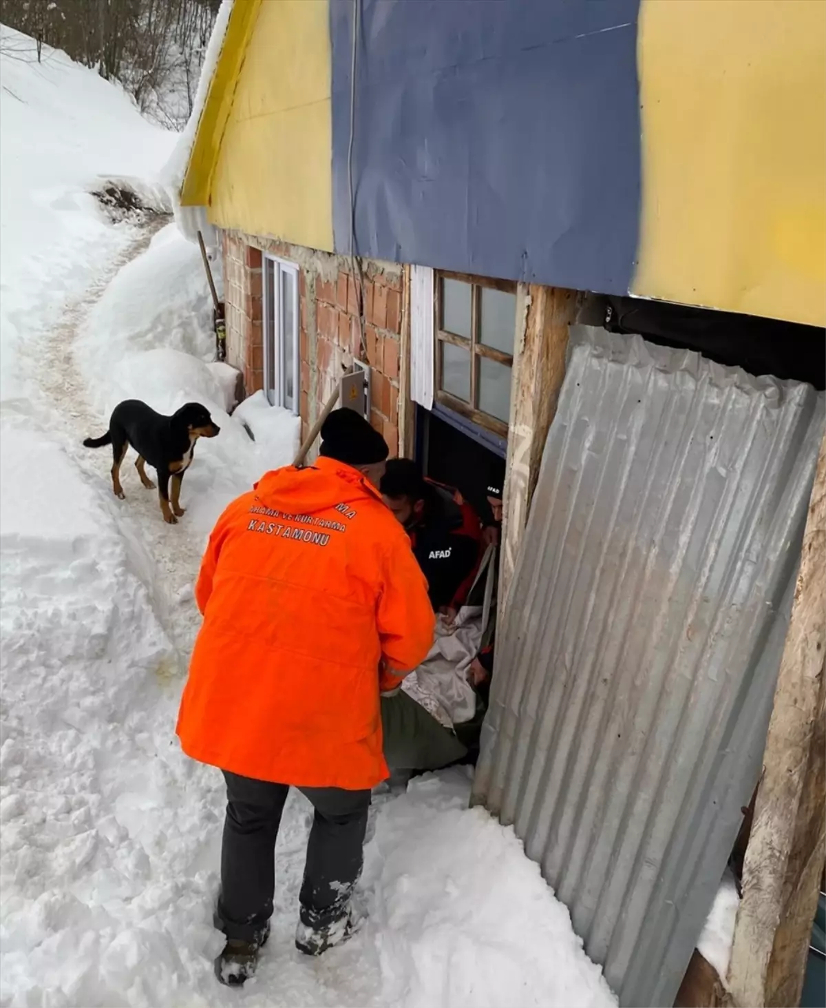 AFAD ekibi karla kaplı köyde