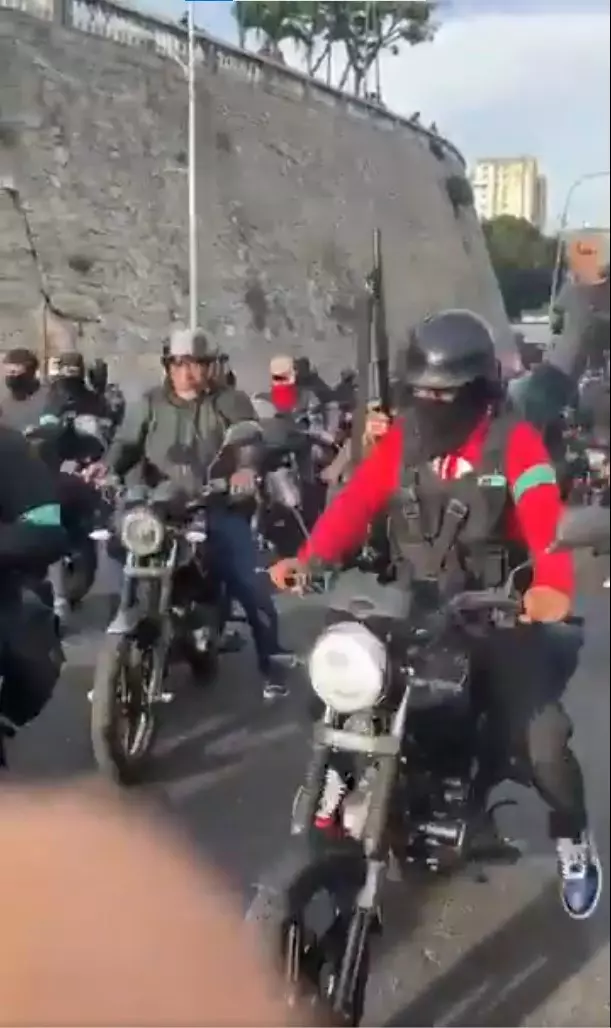 Sokaklarda toplanan kalabalık