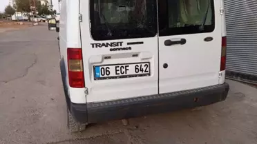 Araç içinde bulunan genç