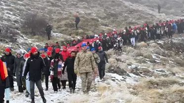 Anma platformunda çelenk koyma