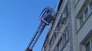 Temizlik ekipleri buz sarkıtlarını kaldırıyor