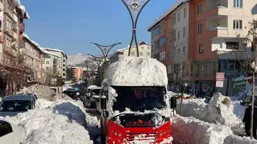Kar altında kalan bir aracın görüntüsü