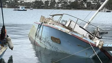 Bodrum’da Şiddetli Rüzgar Yelkenliyi Sürükledi, Tekne Yan Yattı