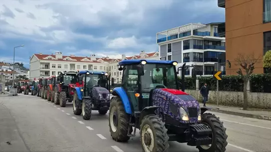 Traktörlerle konvoy oluşturan çiftçiler