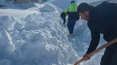 Çatak'ta Çığ Tehlikesine Karşı Yeni Yollar Açıldı ve Temizlik Çalışmaları Ertelendi