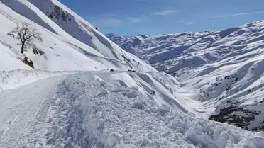 Van-Bahçesaray Yolunda Çığ Felaketi: Minibüs Yolcuları Taziye Evine Taşındı