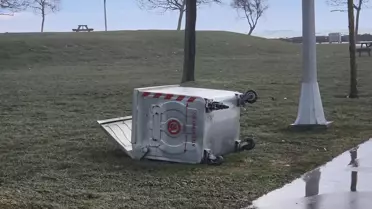 İstanbul’da Şiddetli Lodos Şehri Sarsıyor: Ağaçlar Yıkıldı, Dalgalar Kıyıya Çarptı