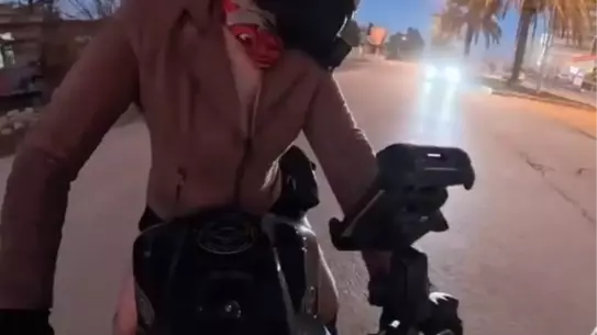 Adana’da Şerit Değiştirirken Kadın Motosikletli Aracına Çarpan Otomobil Kazası